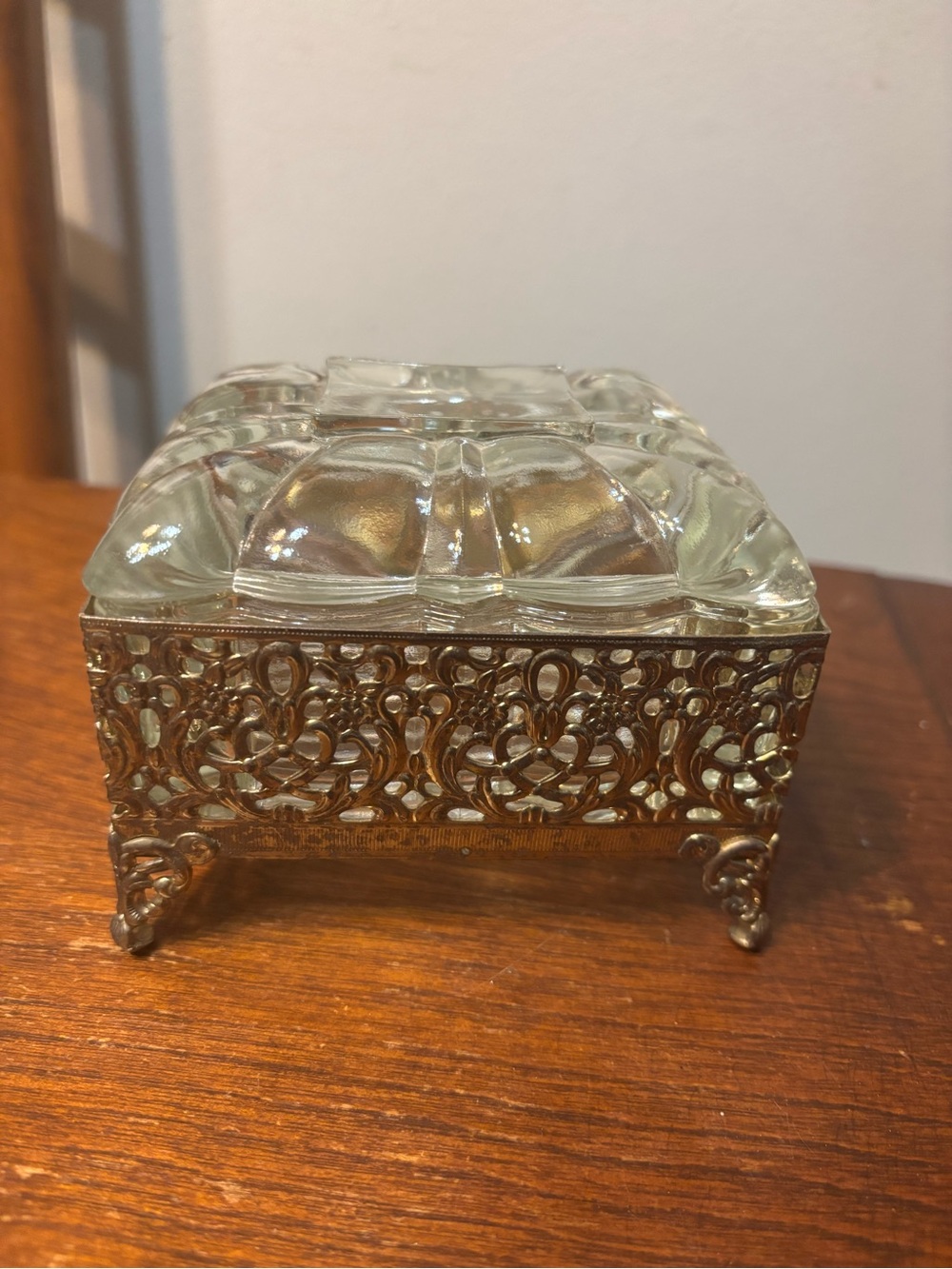 VINTAGE HOLLYWOOD REGENCY GLASS & GOLD FILIGREE FOOTED JEWELRY/TRINKET BOX